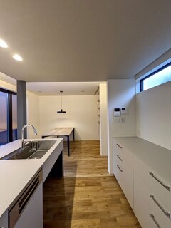 モダンで広々としたキッチン空間。標準仕様がkitchenhouseオートクチュール、白を基調とした清潔感のあるデザインが特徴的。