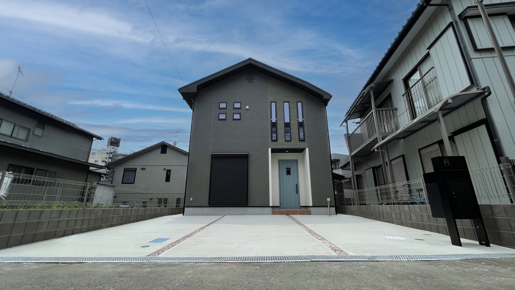 タムラ建築設計｜シンプルでモダンなデザインの住宅の外観。均整の取れた窓の配置と落ち着いた色合いが特徴的で、周囲の環境に溶け込んでいる。