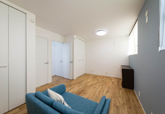 2階の子ども部屋。小さいうちはワンルームの遊び場として使い、成長に応じて間仕切りも可能。広くて居心地がよすぎると1階に降りてこなくなるため、あえてコンパクトなサイズにした