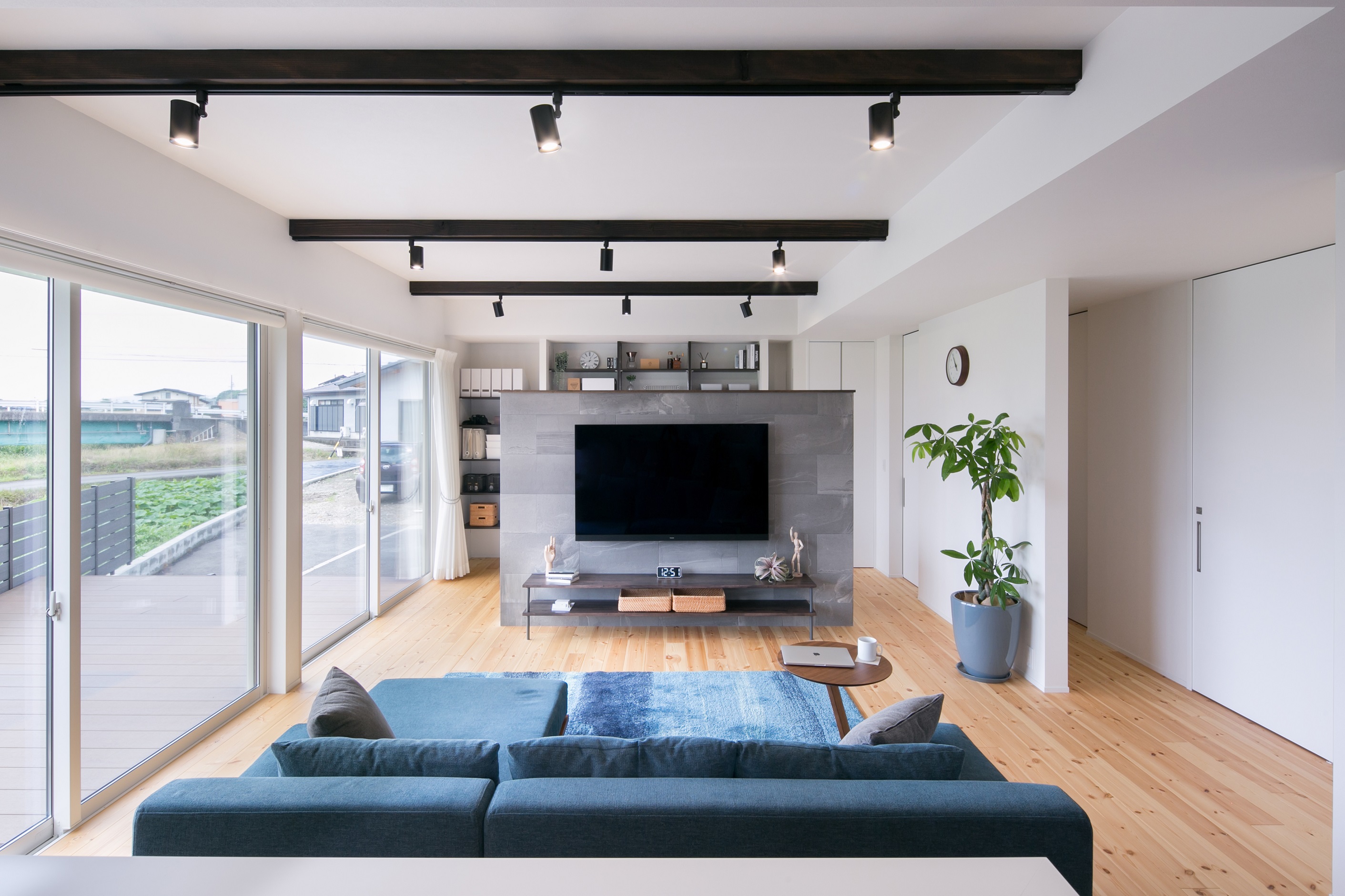 シンプル｜機能性タイルで仕上げたアクセントウォールが絵になるLDK。

