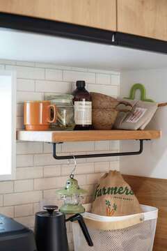 キッチン背面はタイル調の壁と造作棚を組み合わせ、お気に入りの家電や雑貨を飾って楽しんでいる