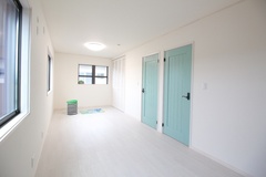 明るく広々とした子ども部屋。2部屋に仕切ることができるため、ライフスタイルの変化に柔軟に対応できる設計。