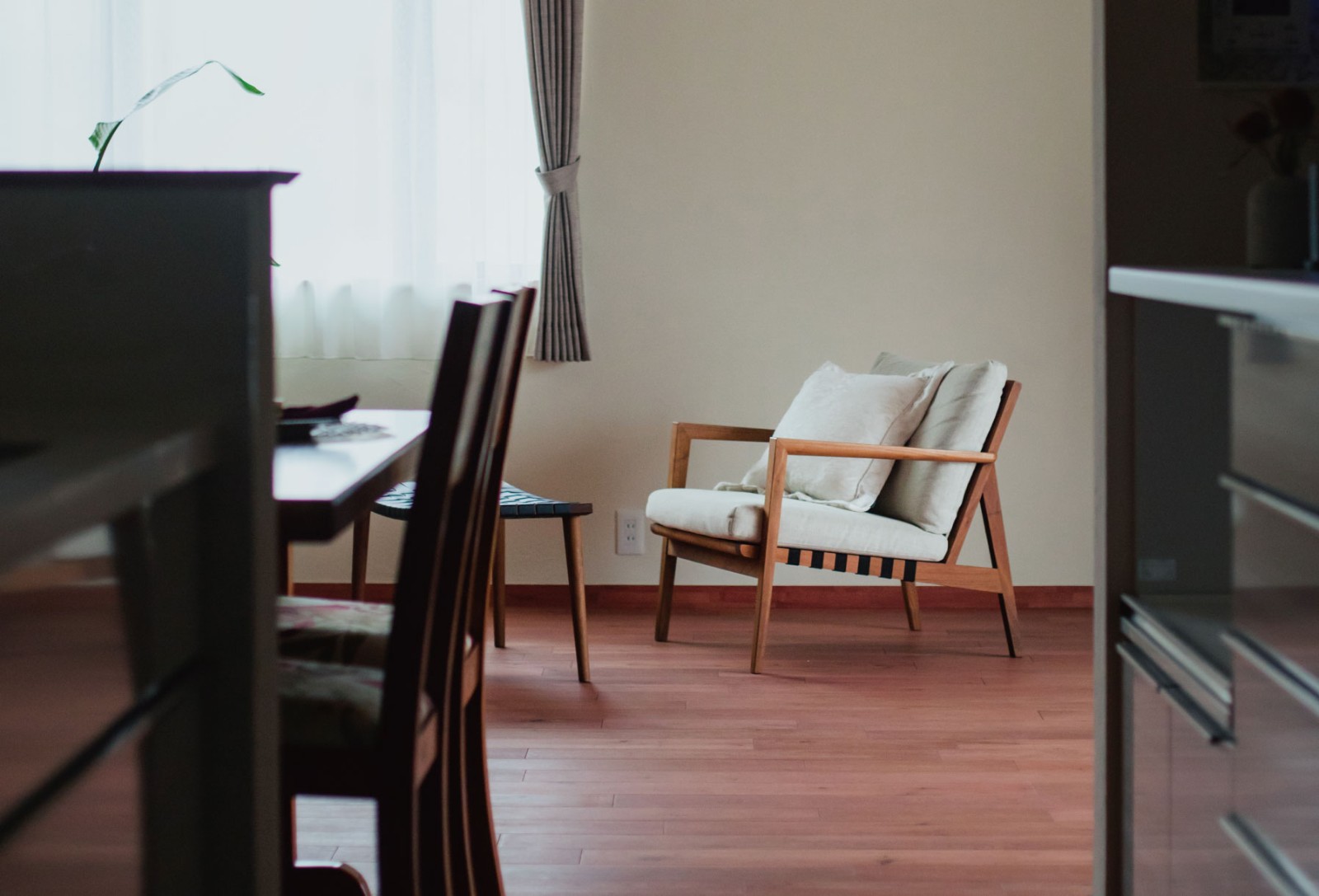 誠一建設【自然素材、建築家、平屋】好きな椅子に座る時間があるだけで、暮らしはちょっと豊かになる。陽だまりの読書コーナーに