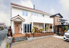 白が映える南仏・プロヴァンス風の外観。テラスに並ぶヤシの木が異国感をただよわせる