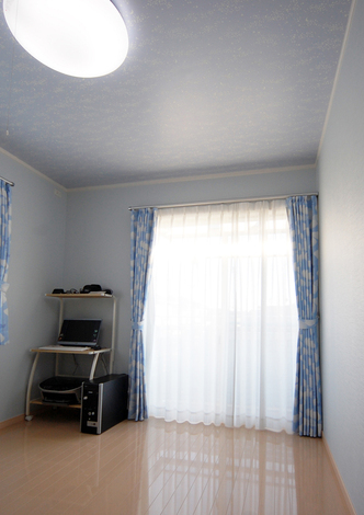 天井のクロスは夜になると満天の星空になる、蛍光塗料つきのクロス