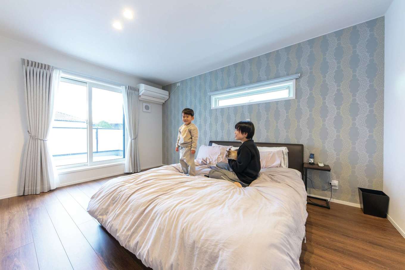 静鉄ホームズ【デザイン住宅、省エネ、間取り】寝室はブルーのアクセントクロスで落ち着いた雰囲気に。窓を開ければ、広々としたベランダと直結