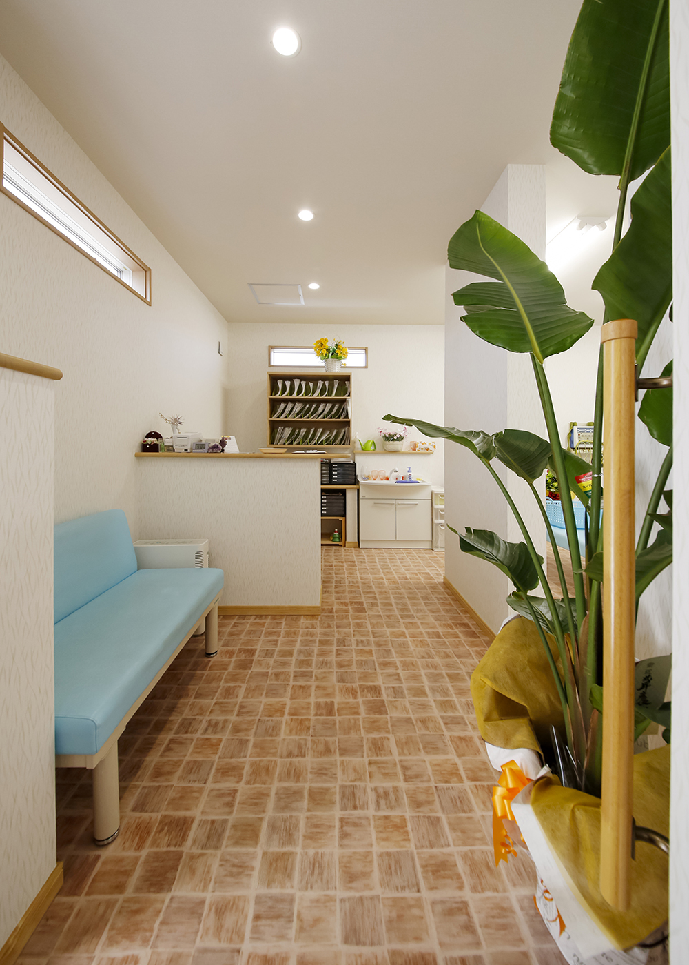 丸昇彦坂建設【デザイン住宅、間取り、インテリア】待合室は直線の動線と幅の広さで開放感を