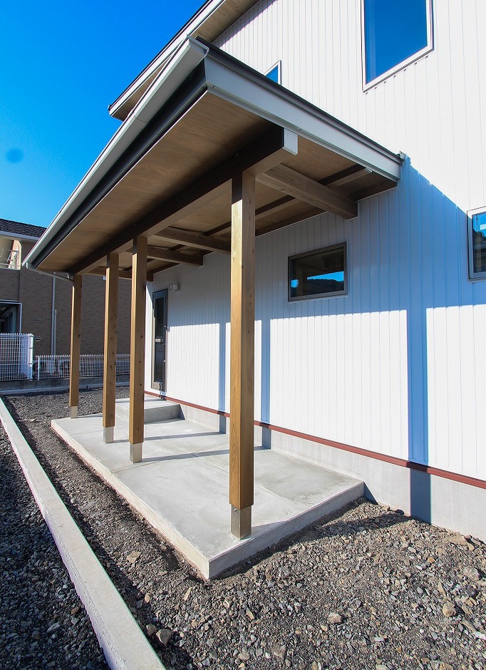 アクトホーム【自然素材、省エネ、間取り】玄関側から洗濯物が見えない位置に設けた物干しテラス。屋根付きなので、不意の雨もしのげる。