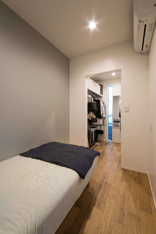 寝室には大容量のウォークインクローゼットを完備