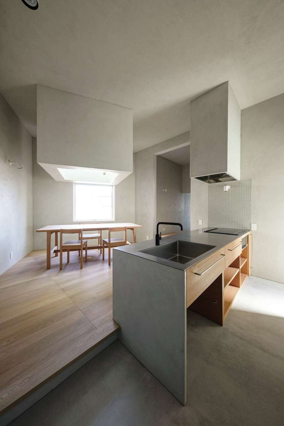 建杜 KENT（大栄工業）【デザイン住宅、高級住宅、平屋】窓の高さは、一段下げたキッチンやダイニングテーブルから、中庭の風景が望めるように調整