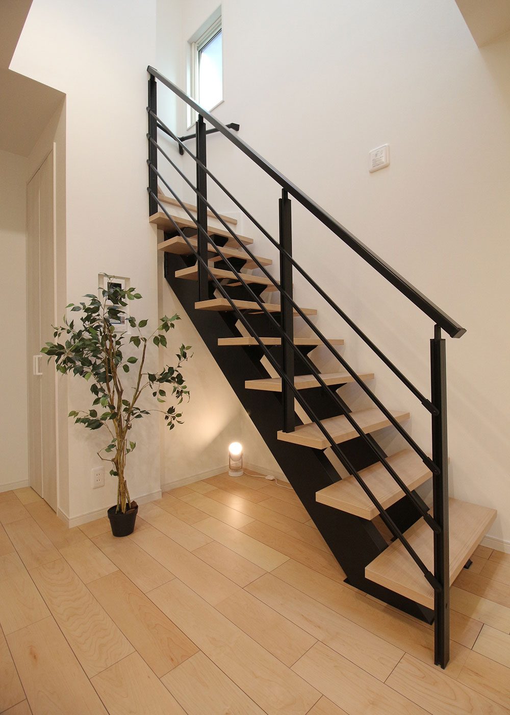 小野田産業～designers house project～【1000万円台、デザイン住宅、子育て】視線が抜けることで、空間をのびやかに感じさせてくれるリビング階段。ハーフオープンスタイルにして、大きなモノも入れられる収納を設けた