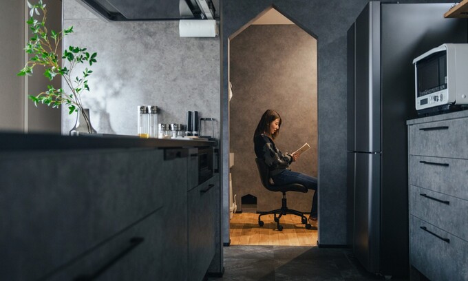 キッチン横のワークスペース。 小さな三角の”ネコアナ”は猫専用の動線