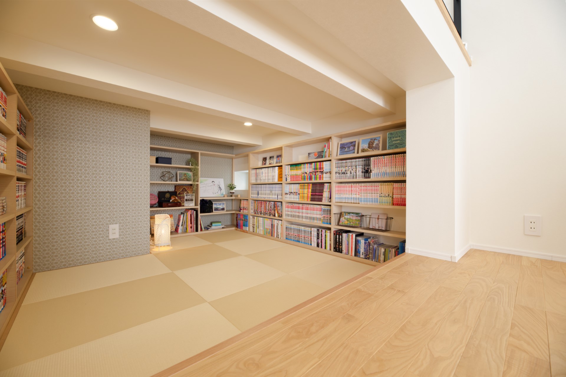アサヒグローバルホーム｜畳コーナーの高さは140cm、大人は立ち上がれないがゴロゴロと寛げる空間としては十分。空間の高さを確保するために、天井を上げて梁を見せる仕様に。さらに、リビングから一段下げたり、薄型のダウンライトを使用したりと、高さが出るように工夫した。