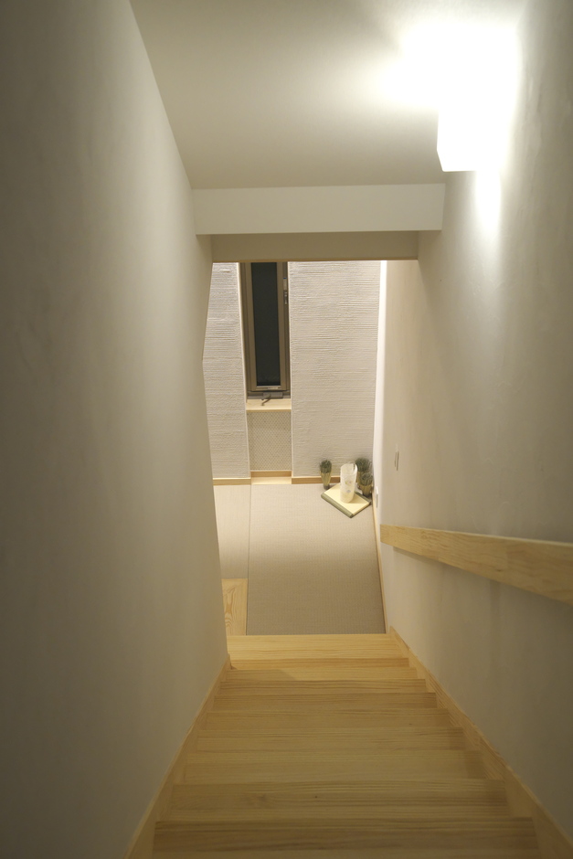 あすなろ設計事務所【自然素材、狭小住宅、ガレージ】和モダンな雰囲気のある空間に