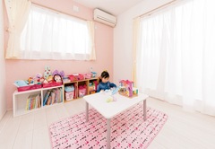 2部屋ある子ども部屋のひとつ。ピンクのクロスが女の子らしくかわいい