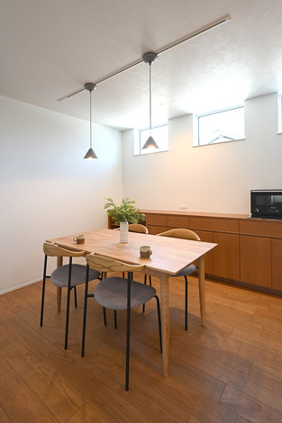 白と木目でシンプルモダンなデザインに