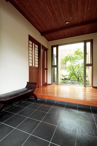 玄関を入った瞬間、目に入る中庭の涼しげな雰囲気に誰もが癒される