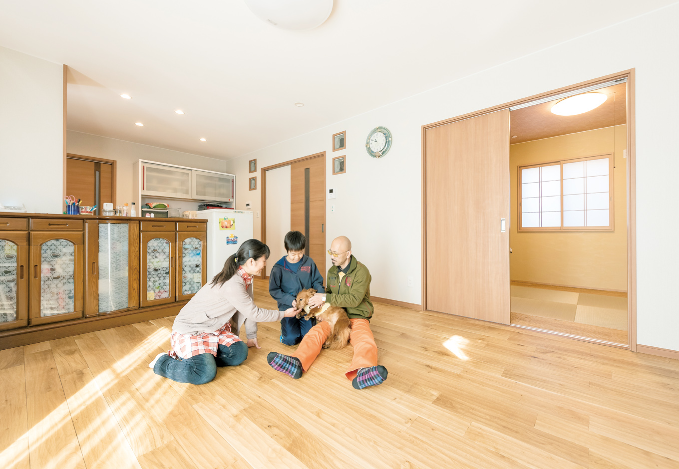 アフターホーム【1000万円台、子育て、間取り】リビングの全面に施したのは、表面に波のような凹凸があるこだわりの床材、「ハンドスクレイプ」。素足で歩くと、足裏を心地よく刺激してくれる