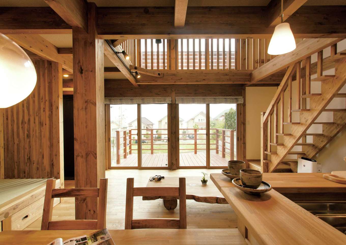 サイエンスホーム【デザイン住宅、自然素材、省エネ】視線がタテ・ヨコに伸びる開放的な空間