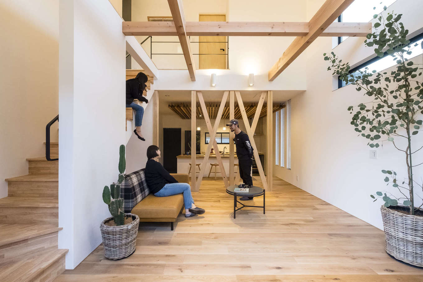 Hands Works（アオイ建築）【デザイン住宅、収納力、自然素材】開放感のある吹抜けのリビングは、家族がどこにいても気配を感じられる。筋交いを見せることで、リビングとダイニングキッチンをゆるやかにゾーニング。無垢材、珪藻土を惜しみなく使い、ジメジメ感がまったくない爽やかな住空間に