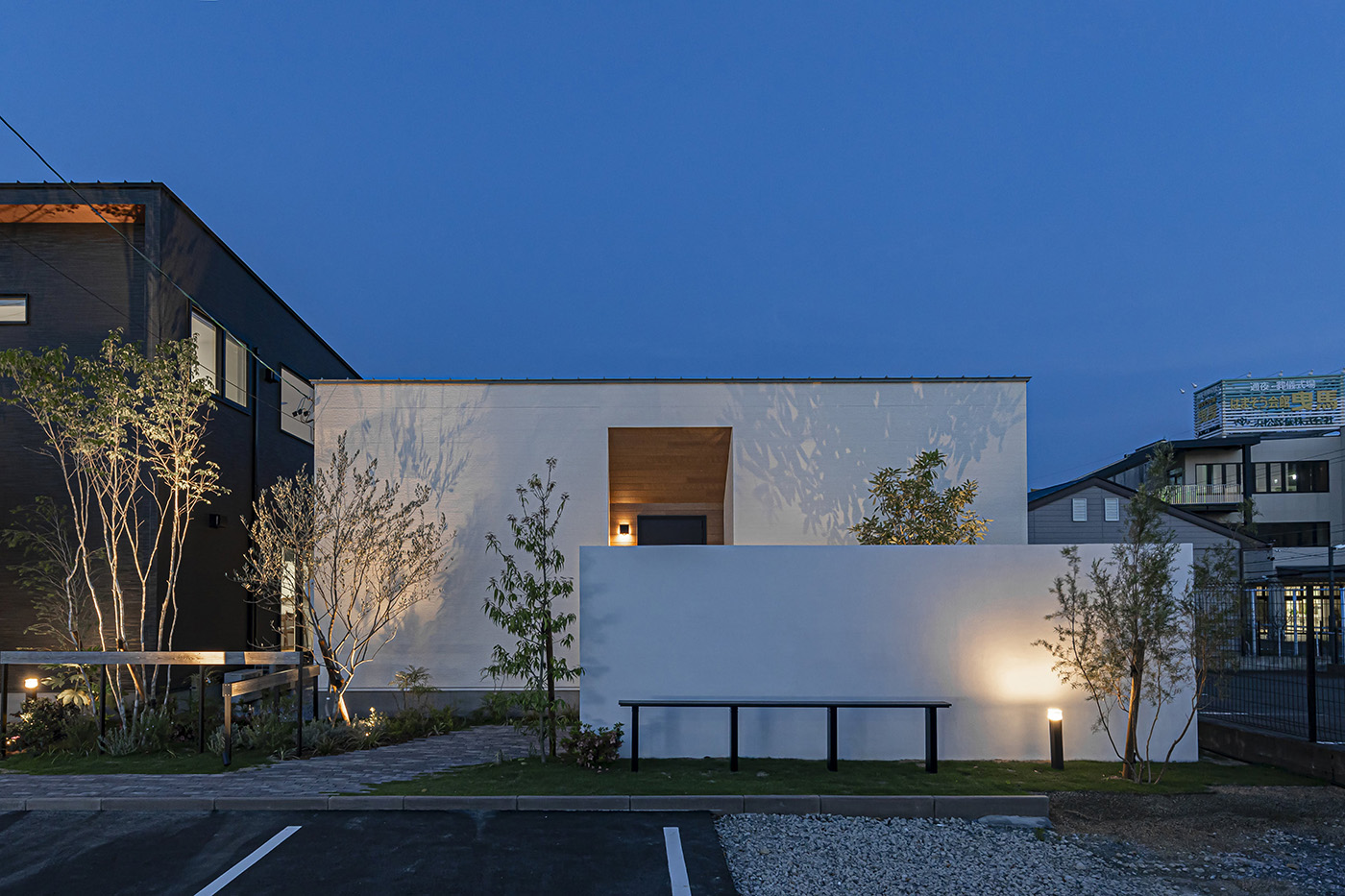 PG HOUSE（ピージーハウス）【浜松市中央区曳馬6-19-5・モデルハウス】照明効果で白い外壁が夜空に冴える夜の外観。デザイナーズ住宅に引けを取らないスタイリッシュな佇まいが訪れる人を魅了する