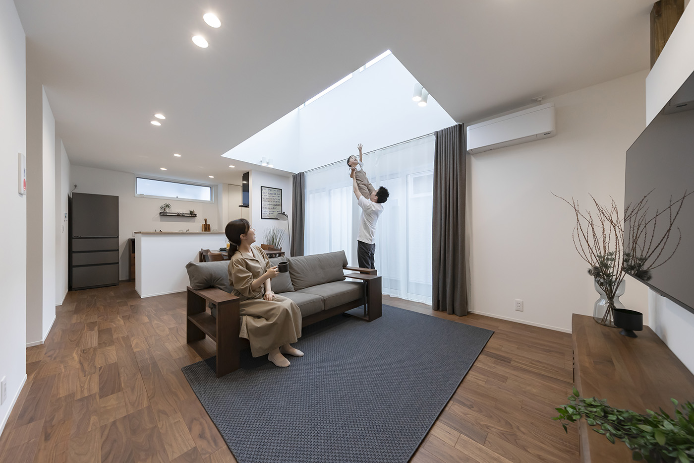 PG HOUSE（ピージーハウス）【浜松市中央区曳馬6-19-5・モデルハウス】ウォルナットのフローリングが広がるLDKは約16.8畳。吹き抜けのあるリビングは開放感が抜群。高窓から光が差し込み、明るく心地よい空間を演出