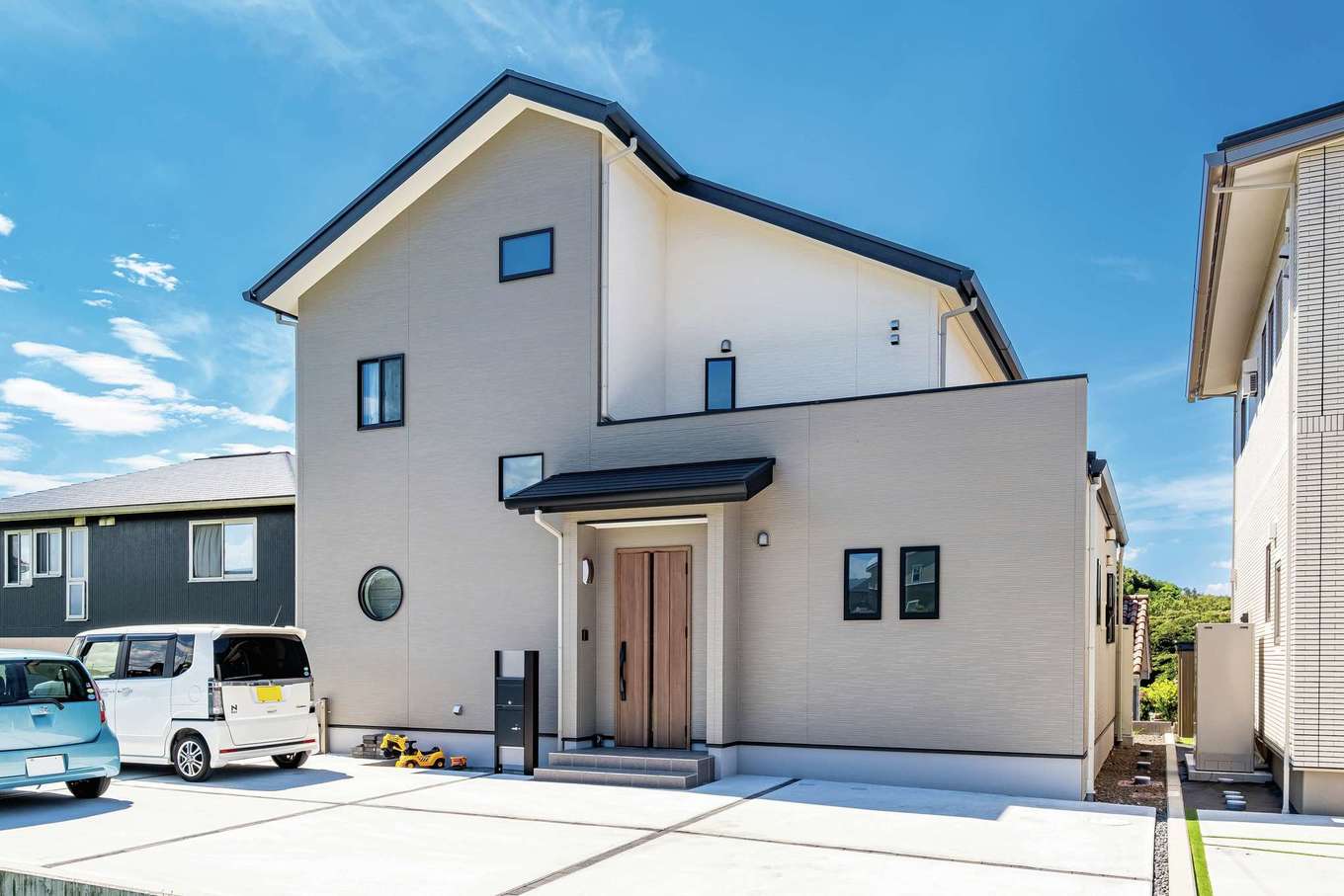 旭建設【子育て、収納力、間取り】ツートンカラーの外壁が個性的