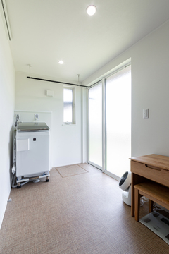 自然光がたっぷり入る明るいランドリールーム。効率良く洗濯物を管理できるよう設計されており、快適な家事空間を実現している。