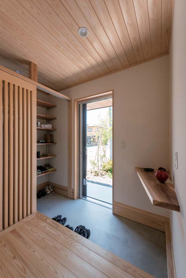 アクトホーム【収納力、自然素材、省エネ】シューズクロークは引き戸をつけることで目隠しに