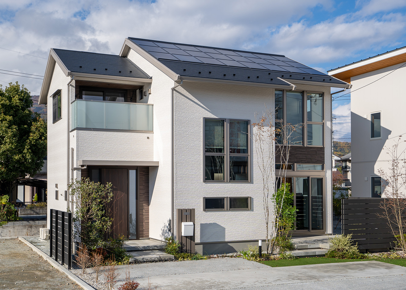 ミサワホーム甲信【デザイン住宅、収納力、間取り】40年メンテナンスなしでOKのサイディング「グランフォルテ」を採用した外観。屋根には太陽光パネル3.8kwを設置