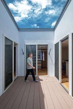 中庭は6畳。プライベート感はキープしつつ、豊かさや季節感を届けてくれる。将来家族が増えれば、BBQやプールを楽しむことも可能。中庭越しにさりげなく気配を伝え、つながりを育む役割も
