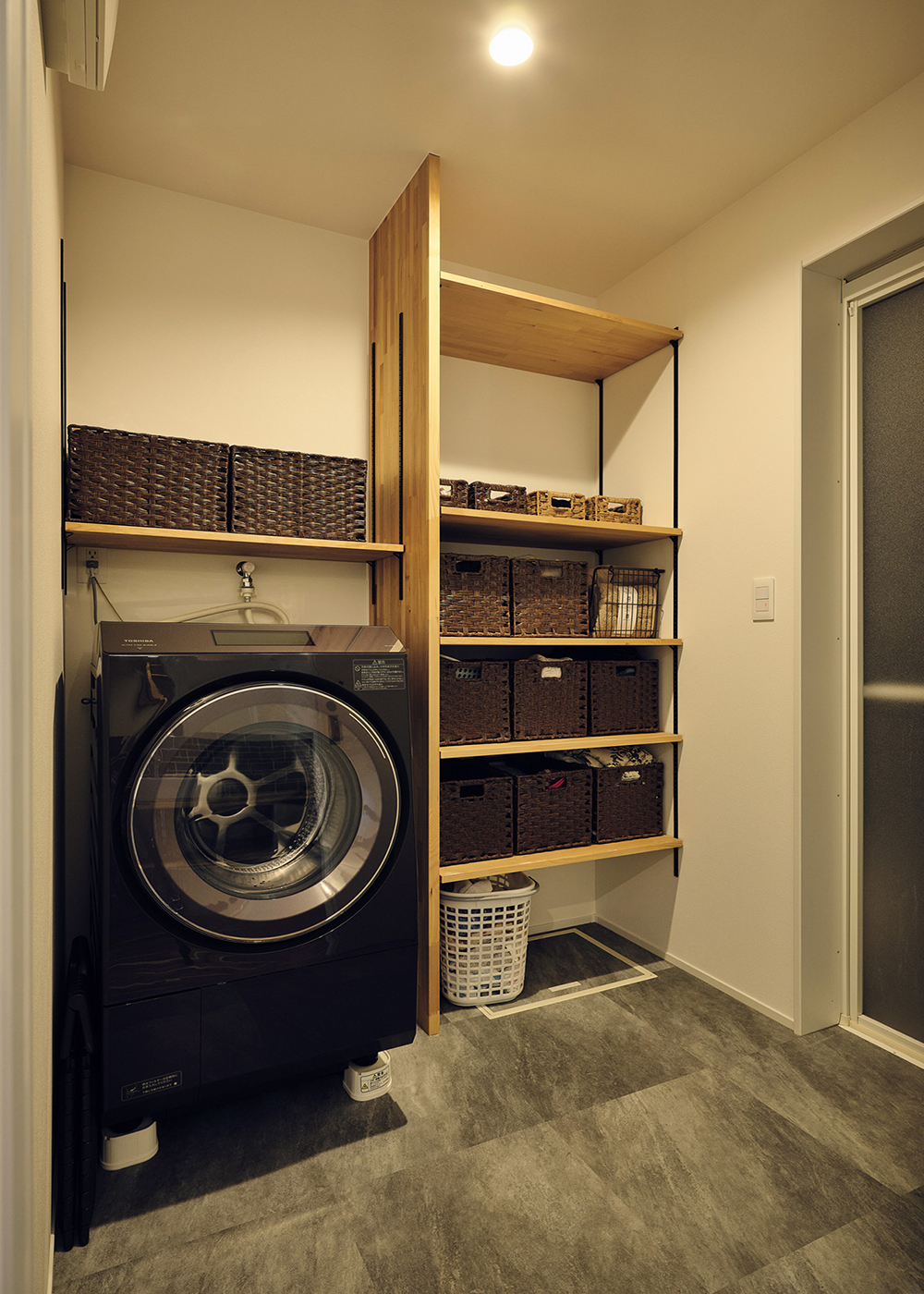 平屋建築ブルーハウス【デザイン住宅、間取り、平屋】脱衣と洗面は分けて配置し、造作収納棚で空間を有効活用