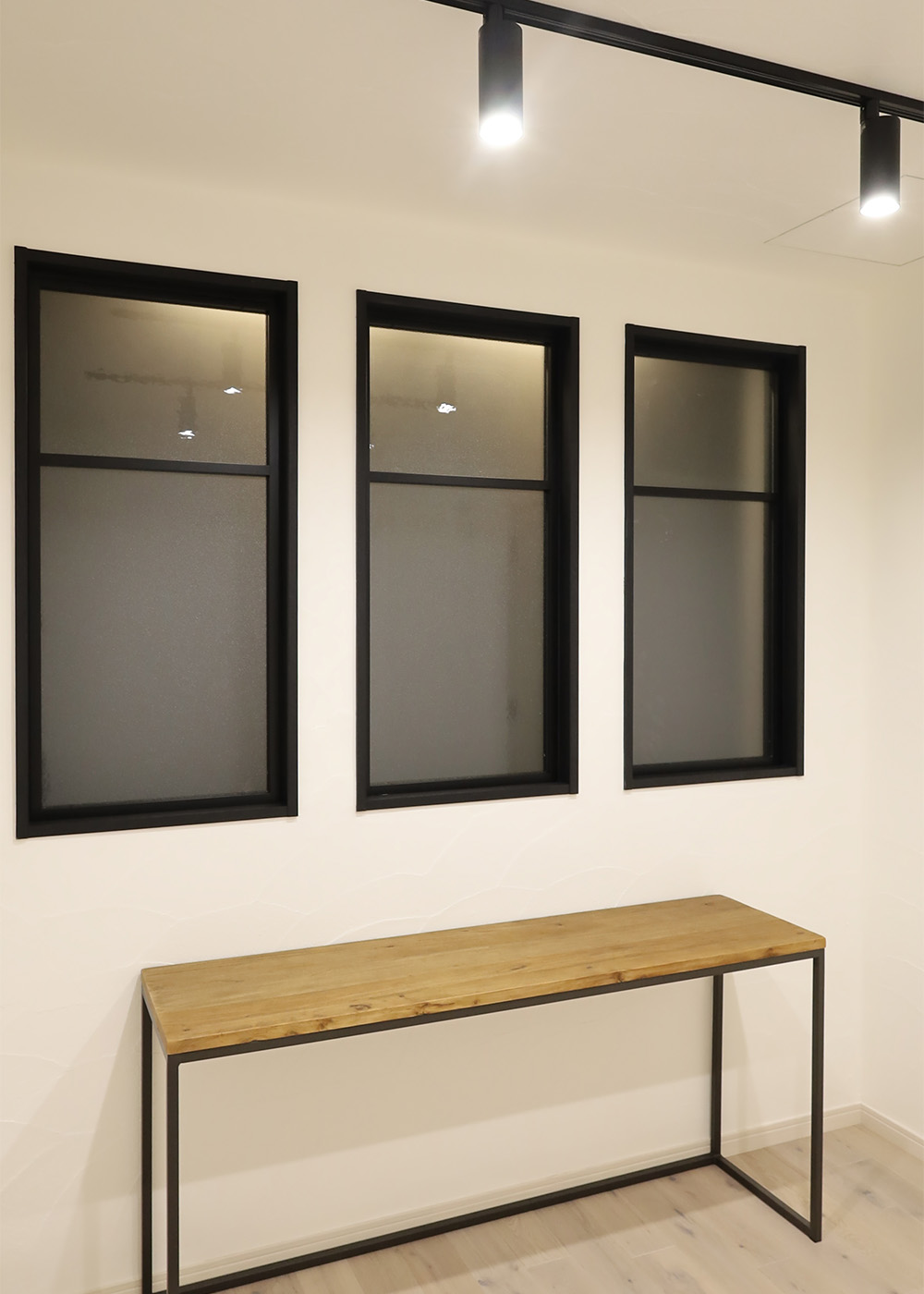 アールコーブ・ホーム（一級建築士事務所） by安江工務店【趣味、自然素材、ガレージ】防音仕様になった4.5畳の音楽室。ここで奥さまはキーボードを、ご主人はギターを練習をする。3つの窓は実は装飾。某ミュージシャンのPV を再現したもので、窓枠の外には照明も仕込むというこだわりよう