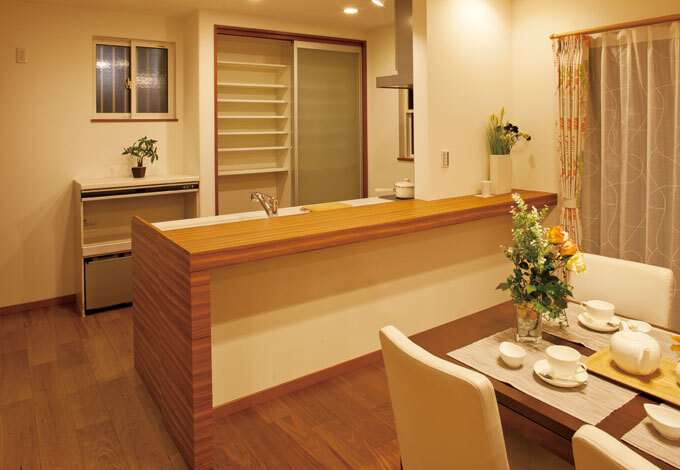 キッチンカウンターや背面の収納は造作で