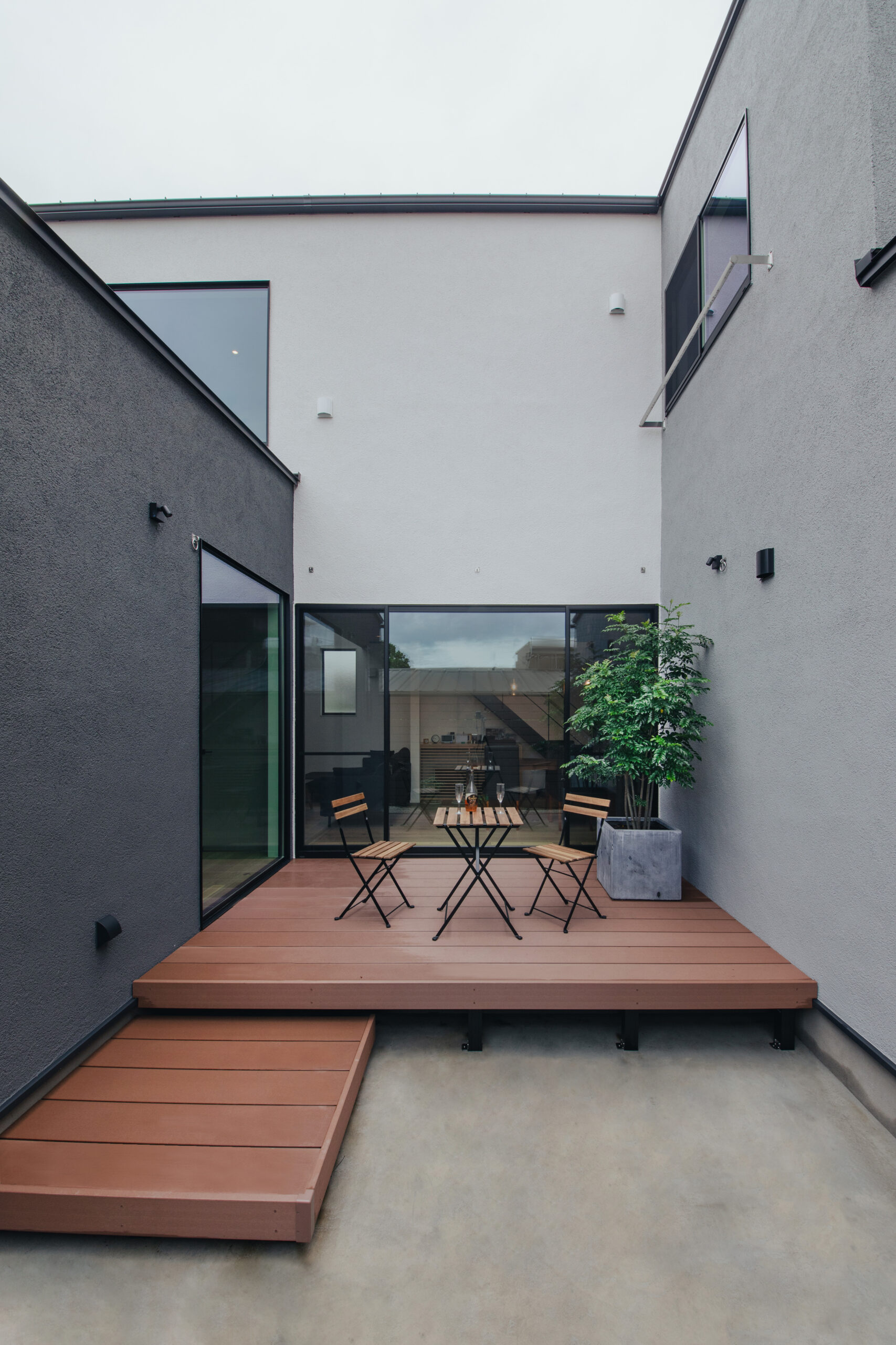 nattoku住宅【デザイン住宅、自然素材、間取り】リビング、ダイニングからフラットにつながる12畳の中庭。外からの視線を浴びることなく、家族や友人とBBQやホームパーティーを楽しめる。将来的に犬を飼うことになったときも重宝しそうな空間