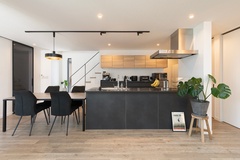 黒とグレーでコーディネートしたキッチンが主役のLDK。フレンチシェフの息子さんであるご主人は料理が得意で、普段からキッチンに立つそう。取材に伺った際もおいしいコーヒーを淹れていただいた