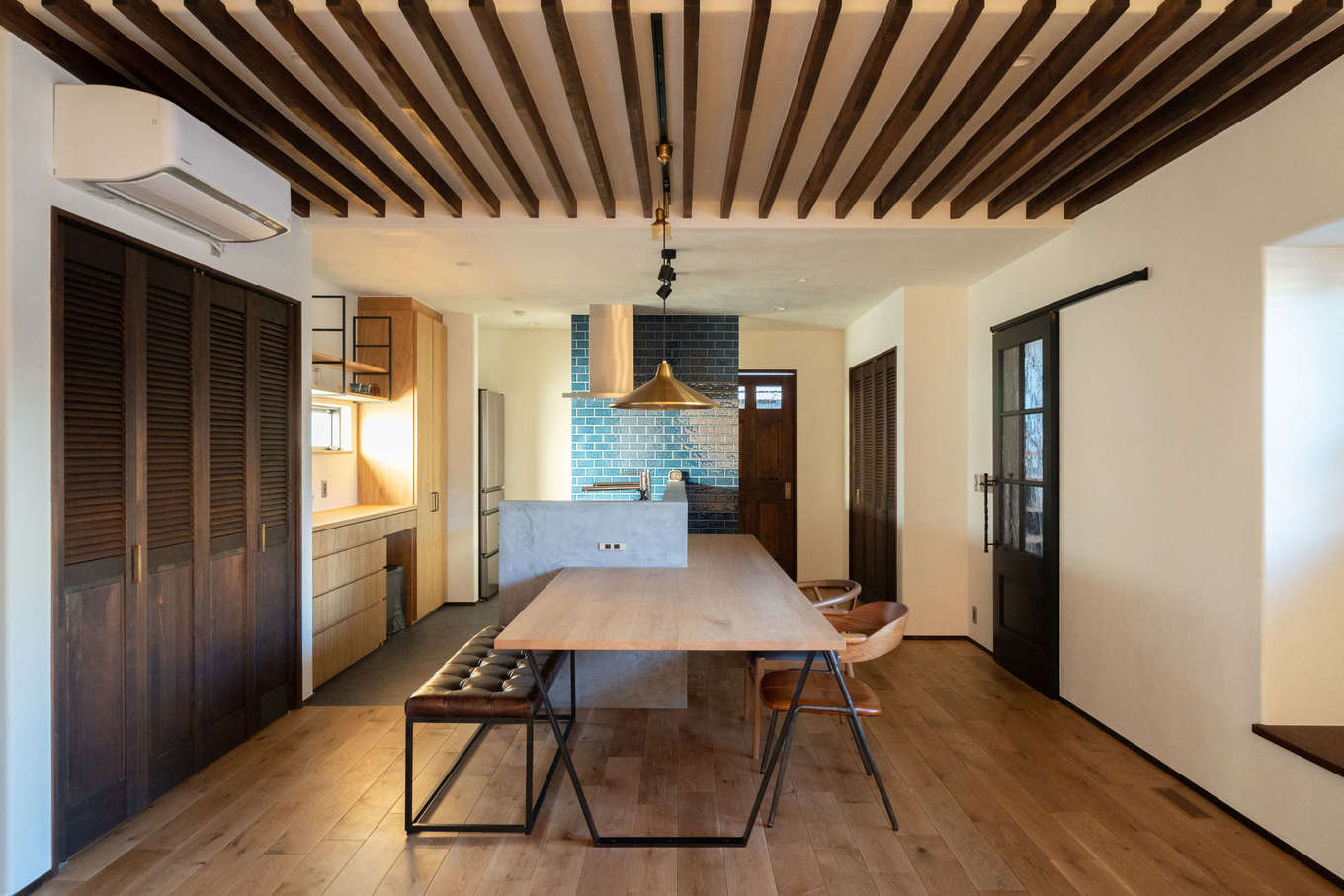 バルハウス【デザイン住宅、自然素材、間取り】重厚感のあるアクセント天井。平行に並ぶ羽板が、部屋の奥へと視線を促す
