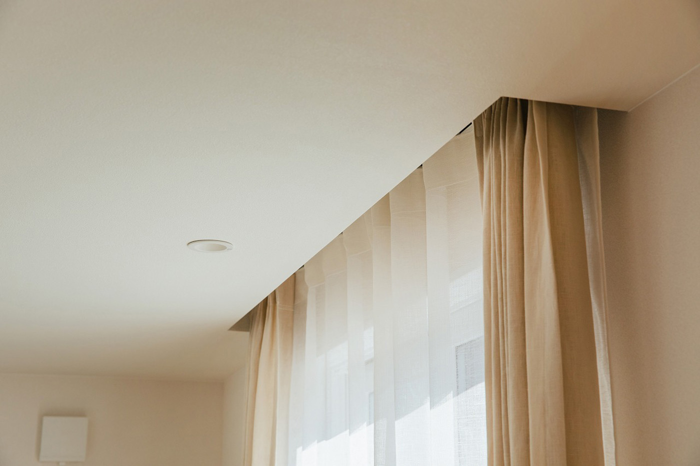 遠州鉄道 遠鉄ホーム【浜松市中央区青屋町400・モデルハウス】天井を一段高くしてカーテンボックスを設置。カーテンレールを隠すことで、空間がスッキリとして見え、上品に仕上がりに