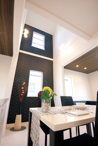 モノトーンを基調としたモダンな空間に木目調の天井がやさしい雰囲気を添える