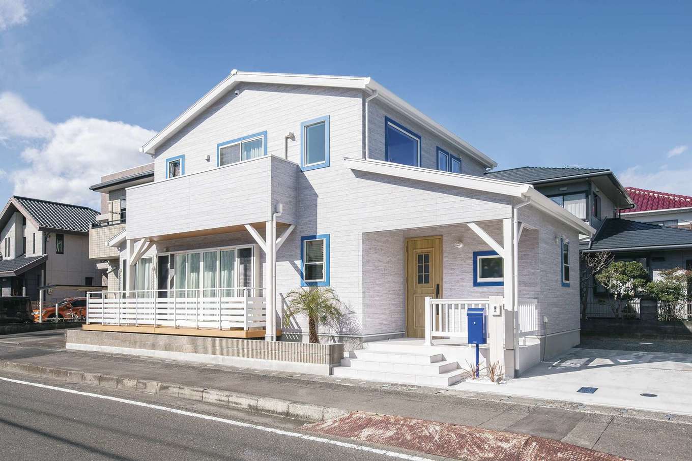 ハートホーム【子育て、輸入住宅、間取り】住宅街でひときわ目をひくE邸。外観はカリフォルニアのビーチ沿いにある邸宅をイメージした。外壁は太陽の力で汚れを分解し、雨で洗い落とすサイディング「光セラ」を採用