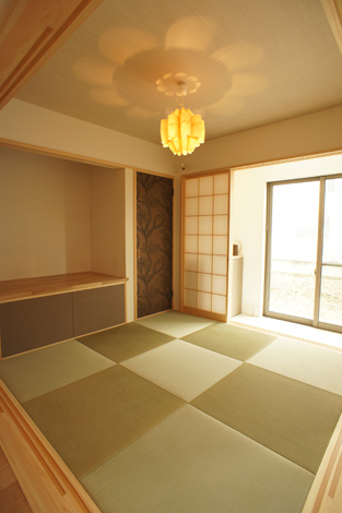 小野田産業～designers house project～【1000万円台、デザイン住宅、間取り】襖のある和室は来客時には客間としても使える。奥には玄関から直接和室にお客様を通せるよう専用の扉を設けた