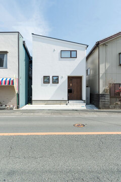 24坪の狭小地に建つコンパクトな家。南北両隣に建物が迫っているが、屋根を南に傾け、天窓から十分な光を採り込んでいる