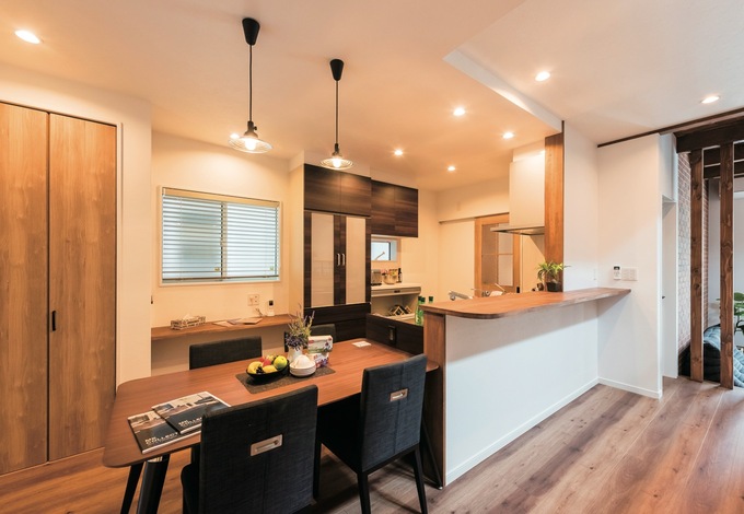 ダイニングテーブルを横に並べ、家事効率を高めたキッチン。玄関から直接行き来できる動線も用意されている。家事デスクも便利