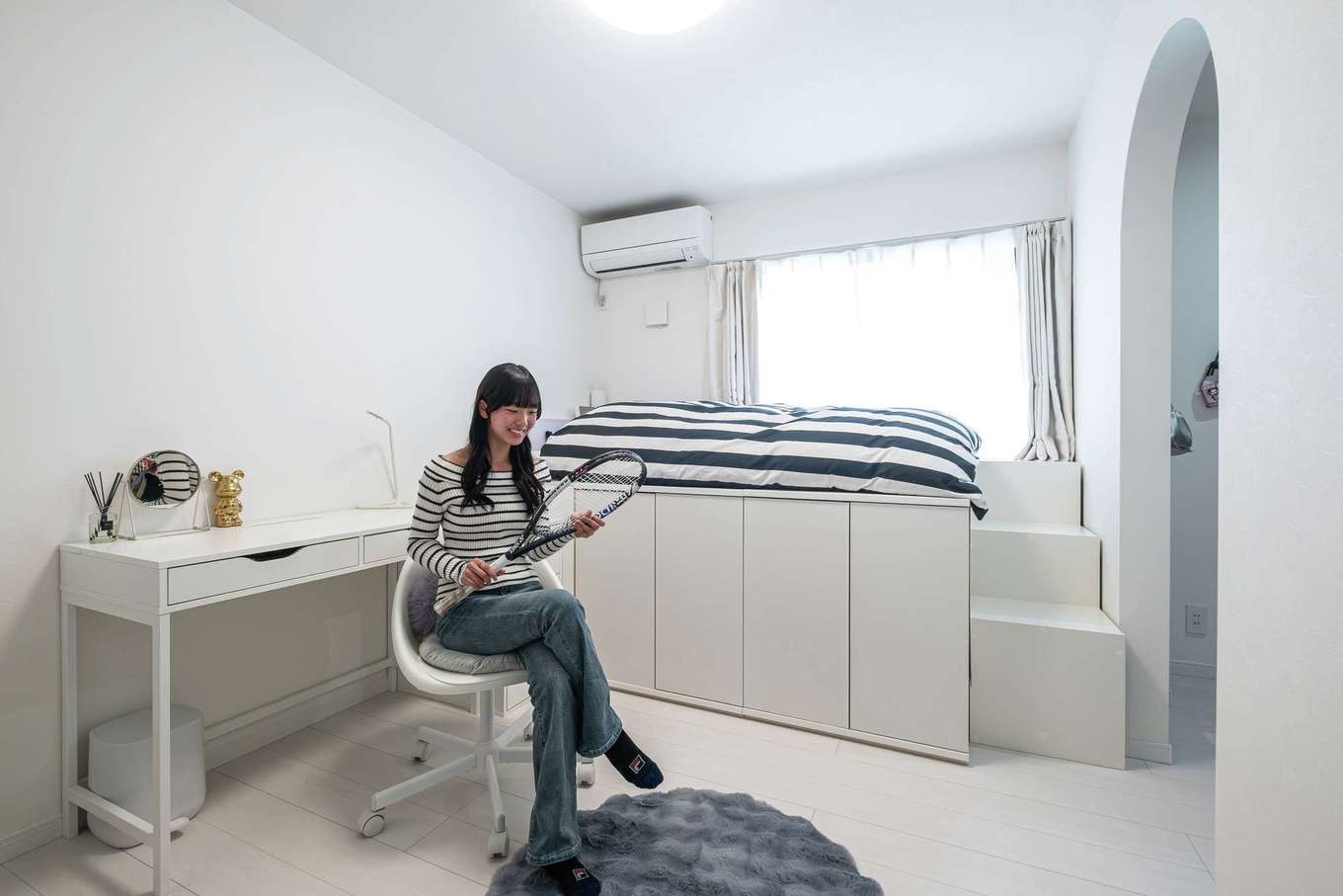 アフターホーム｜娘さんの部屋だけは真っ白でコーディネートした。アーチ型にくり抜いたウォークインクローゼットがおしゃれ。入口ドアには猫穴を造作してある。建て替える前の古い家は友達を呼びにくかったけれど、今は堂々と招くことができてうれしいそうだ