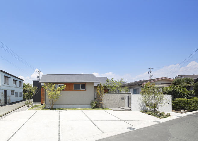 周辺の住居とのバランスが考えられたシンプルな外構。そのシンプルの中にも、美しさが垣間見える