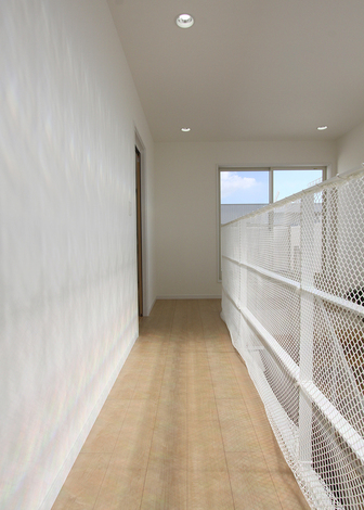 お子さまの安全性を考えた落下防止ネット。クロスとの色合いも良く、１つのアクセントに