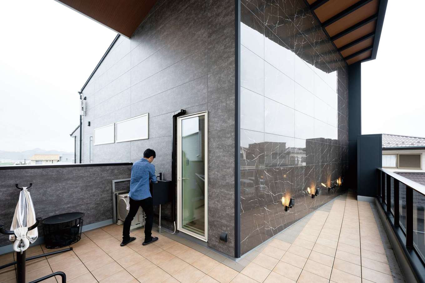 irohaco（アヴァンス）【デザイン住宅、高級住宅、間取り】子世帯のスカイバルコニー。花火大会を鑑賞したり、休日のモーニングを楽しんだり、マルチユースできる贅沢なスペース。屋根付きで、雨の日も退屈しない