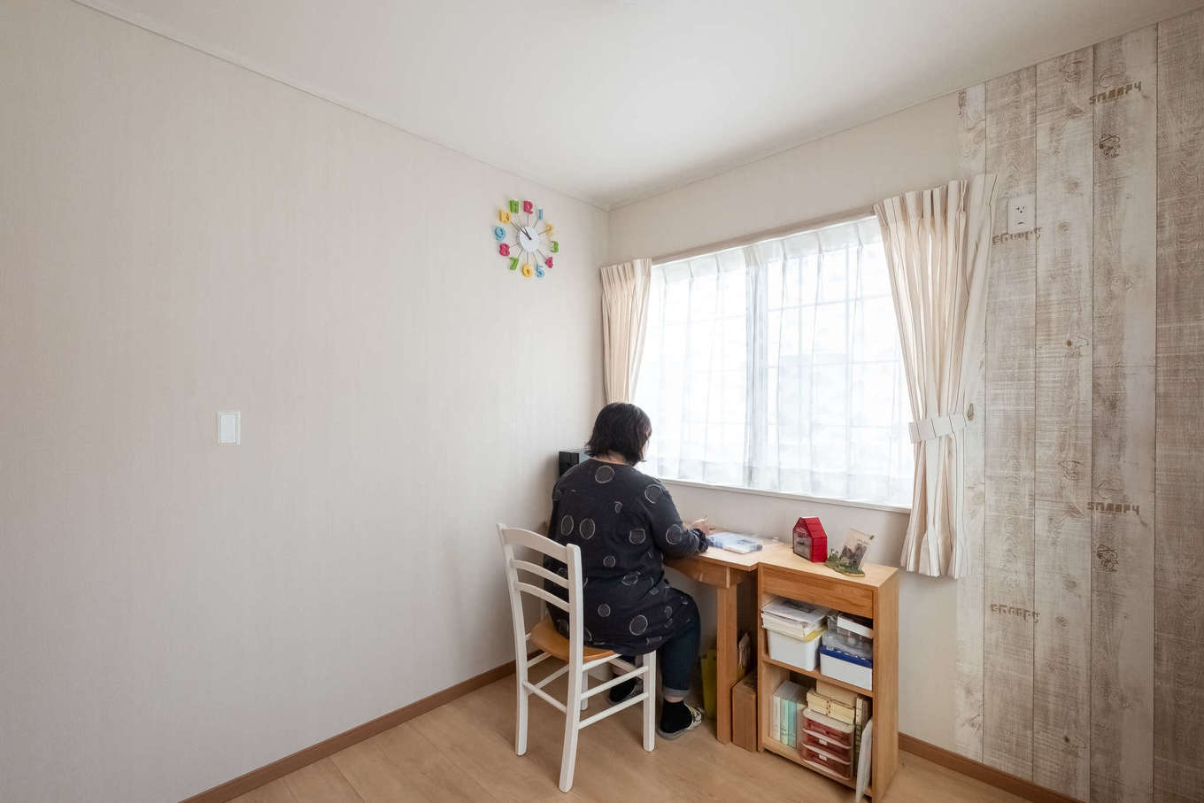 ＩＤＫ 住まいの発見館【1000万円台、夫婦で暮らす、平屋】孫たちのお泊まり用に用意した部屋は、一部にアンティーク調の木目クロスを貼り、ナチュラルなあたたかみをプラス。普段は奥さまのアイロンビーズの作業部屋として使用