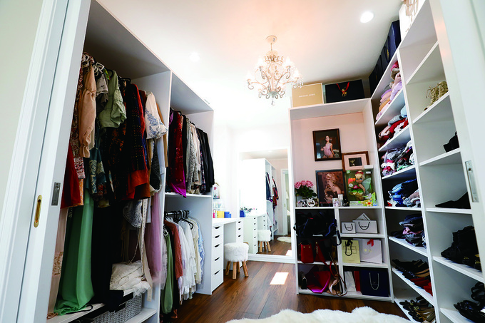 奥さま専用のウォークインクローゼット。壁一面の造作収納は、置くものに合わせて寸法を細かく指定したそう