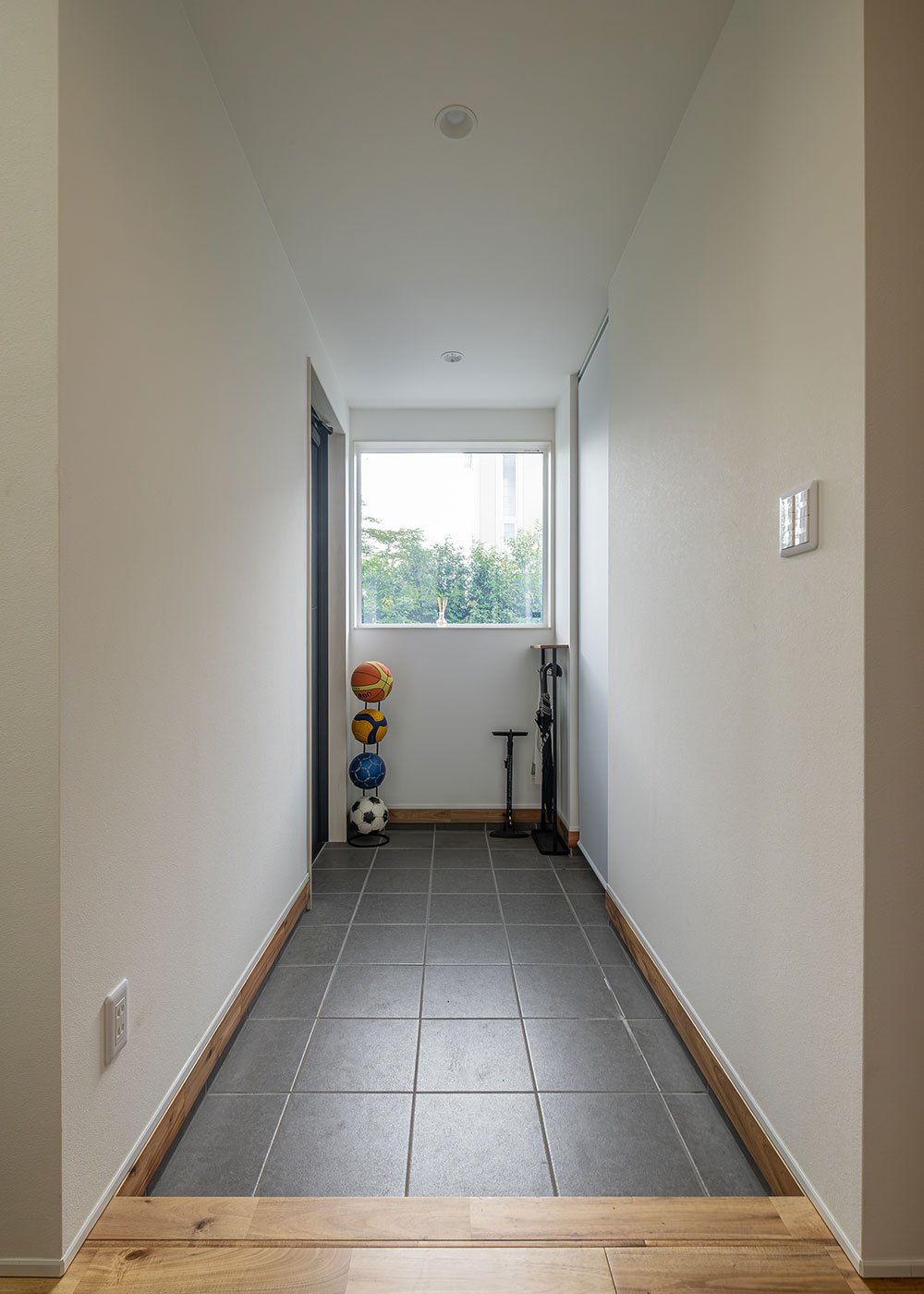 R＋house御殿場（岳南建設）【間取り、建築家、平屋】家族の動線を別に用意したので、来客を迎える玄関はいつもすっきり整えておくことができる